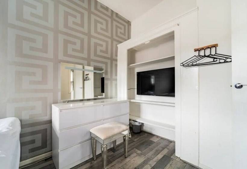 Резиденция House With Modern Interior, Conveniently Located