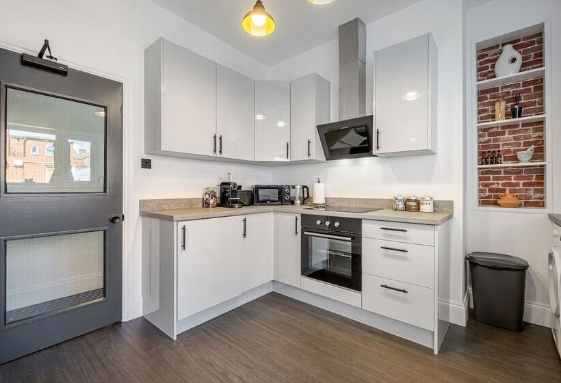 إقامة Immaculate 6 Bed House In Newcastle