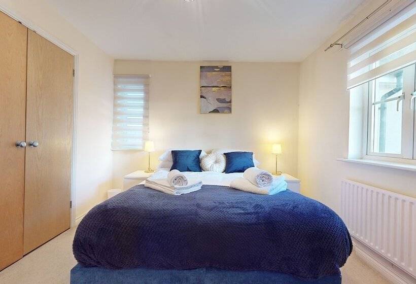 住所  Impeccable 4 Bed House In London