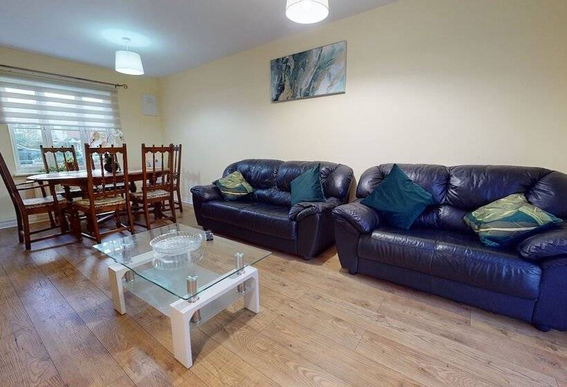 住所  Impeccable 4 Bed House In London