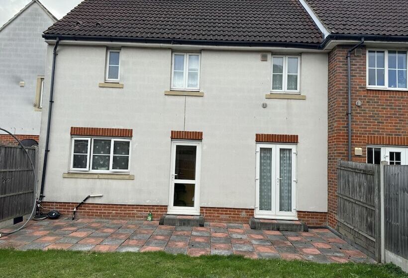 住所  Impeccable 4 Bed House In London