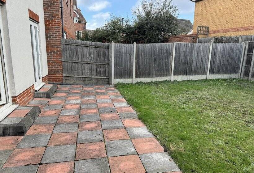 住所  Impeccable 4 Bed House In London