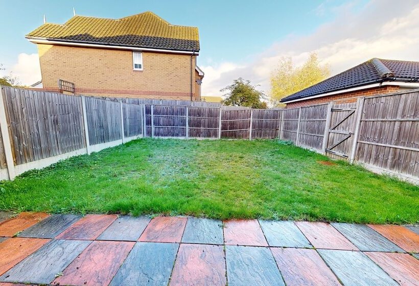 住所  Impeccable 4 Bed House In London