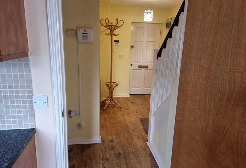 住所  Impeccable 4 Bed House In London