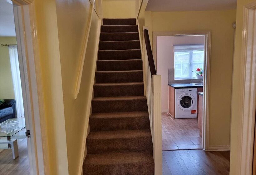 住所  Impeccable 4 Bed House In London