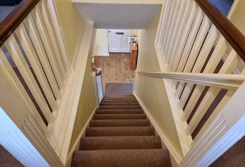 住所  Impeccable 4 Bed House In London