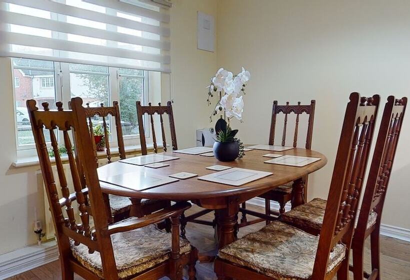 住所  Impeccable 4 Bed House In London