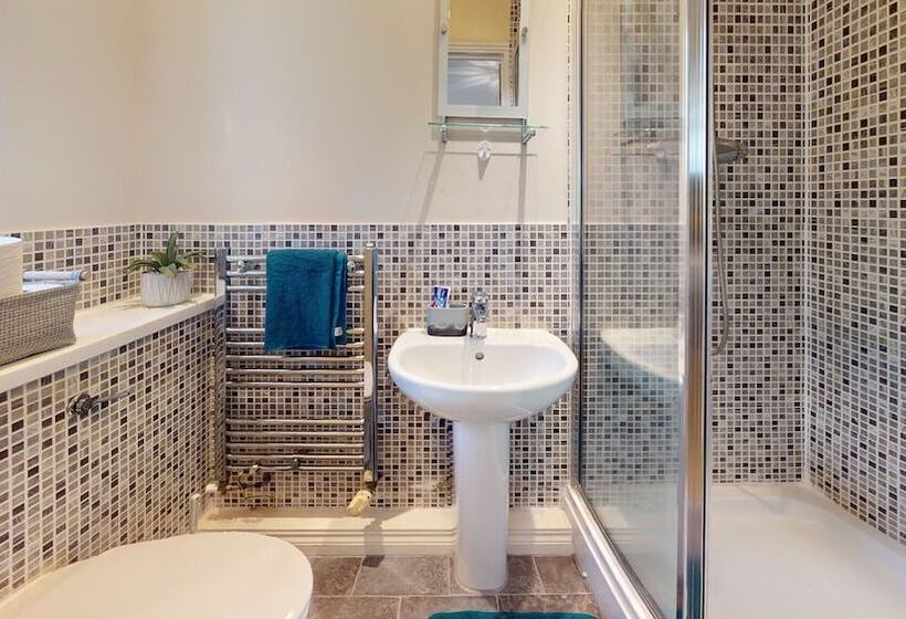 住所  Impeccable 4 Bed House In London