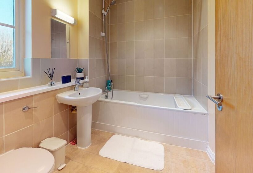 住所  Impeccable 4 Bed House In London