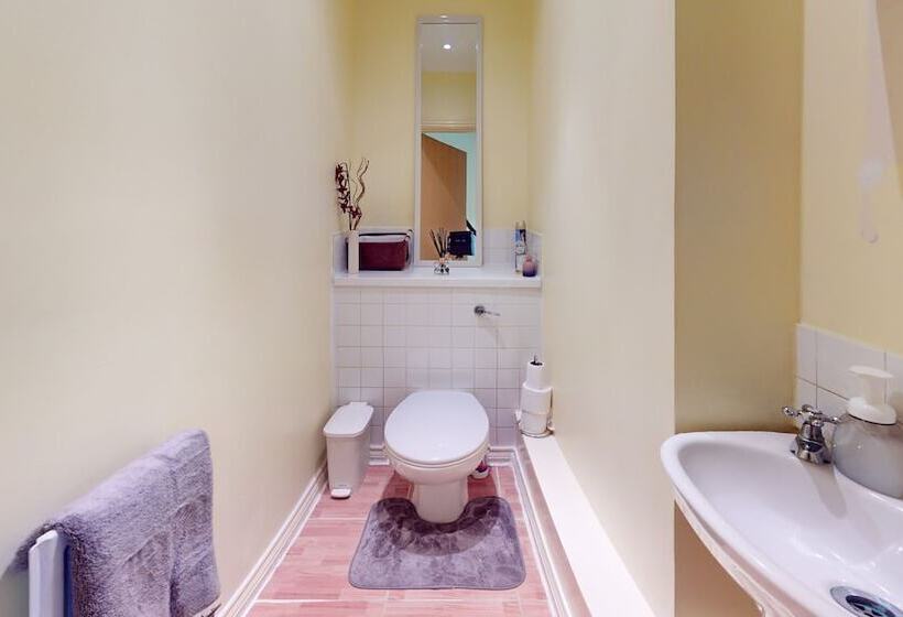 住所  Impeccable 4 Bed House In London