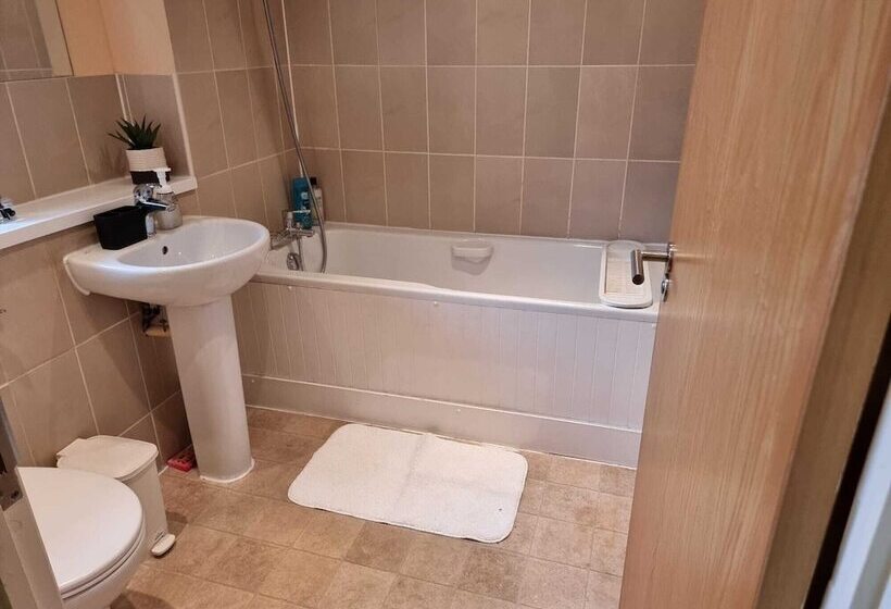 住所  Impeccable 4 Bed House In London