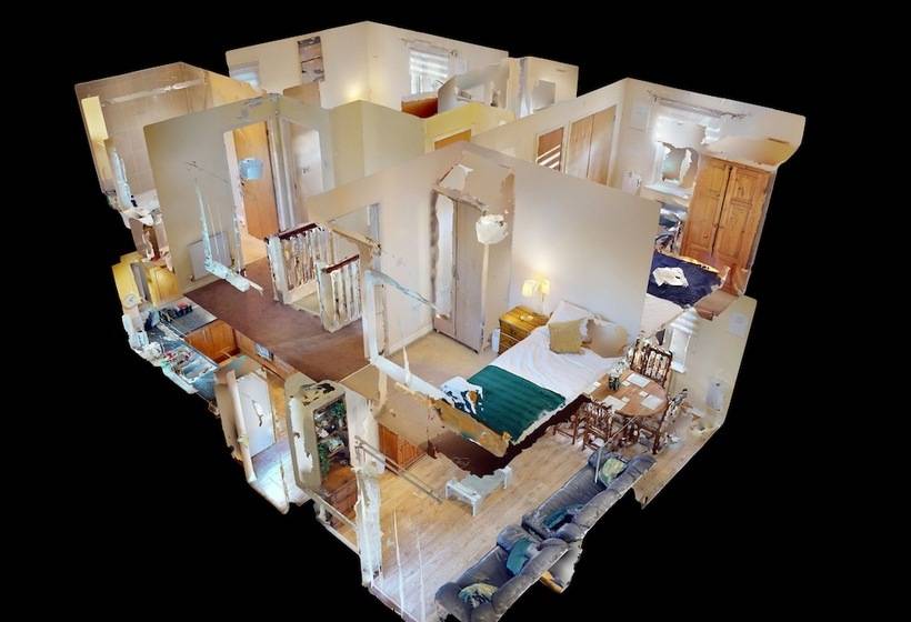 住所  Impeccable 4 Bed House In London