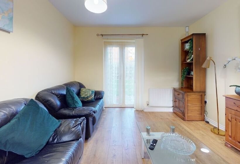 住所  Impeccable 4 Bed House In London