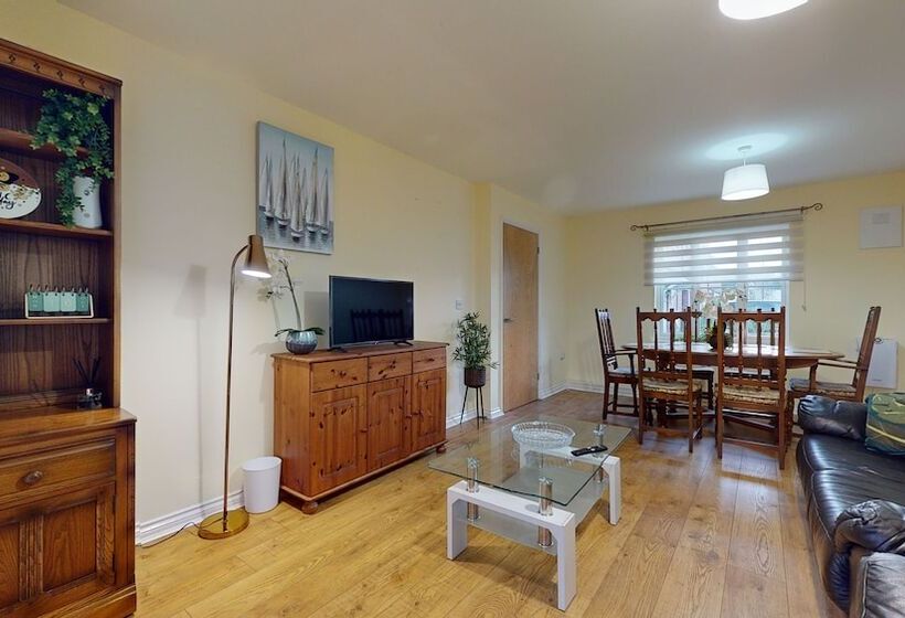 住所  Impeccable 4 Bed House In London