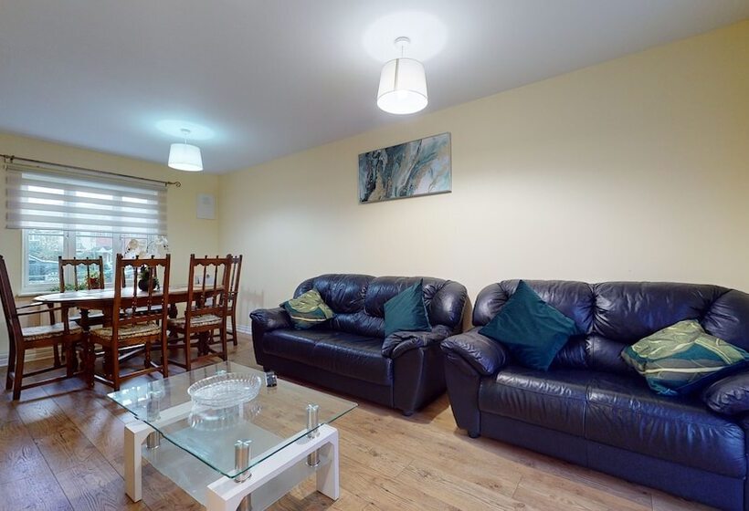 住所  Impeccable 4 Bed House In London