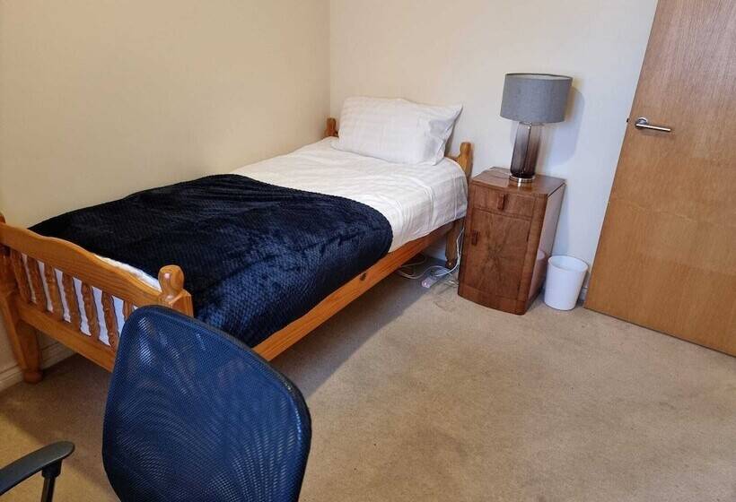 住所  Impeccable 4 Bed House In London