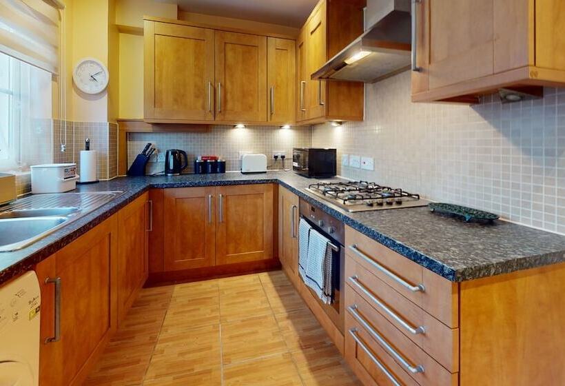 住所  Impeccable 4 Bed House In London