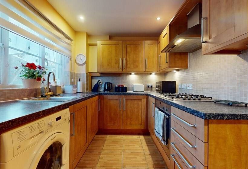 住所  Impeccable 4 Bed House In London