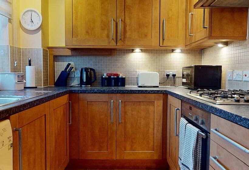 住所  Impeccable 4 Bed House In London