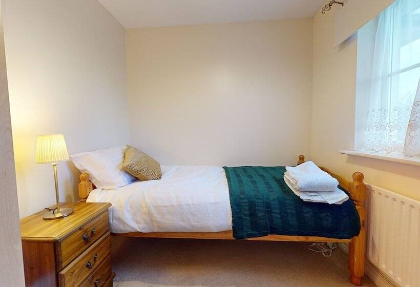 住所  Impeccable 4 Bed House In London