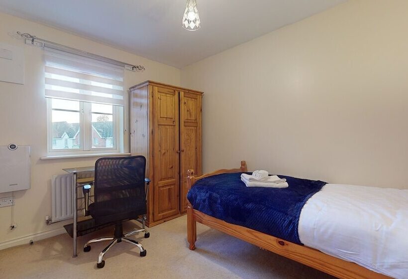 住所  Impeccable 4 Bed House In London