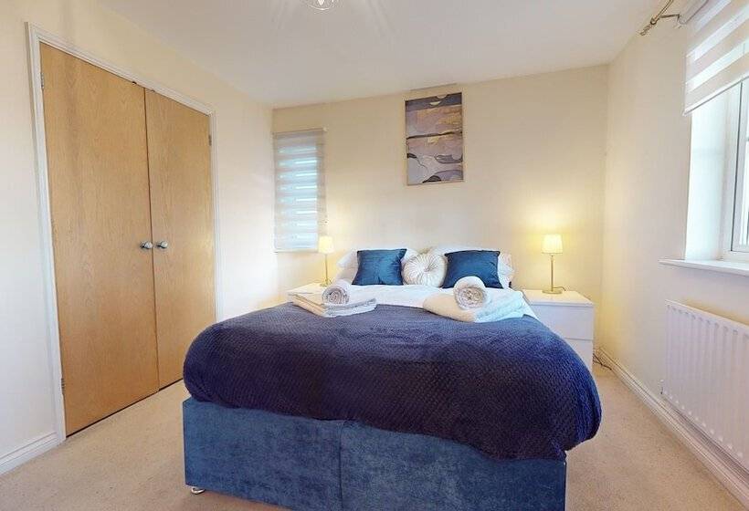 住所  Impeccable 4 Bed House In London