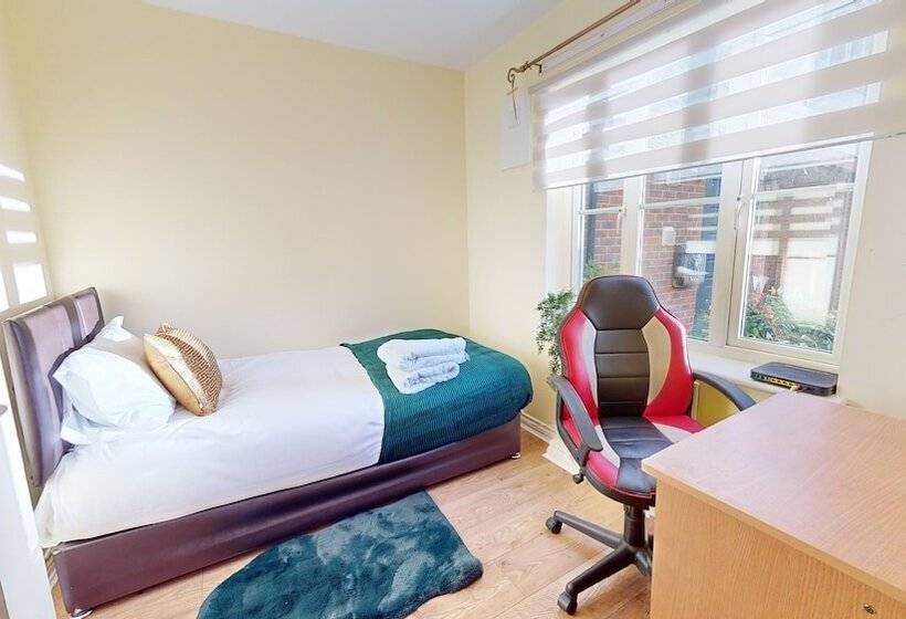 住所  Impeccable 4 Bed House In London