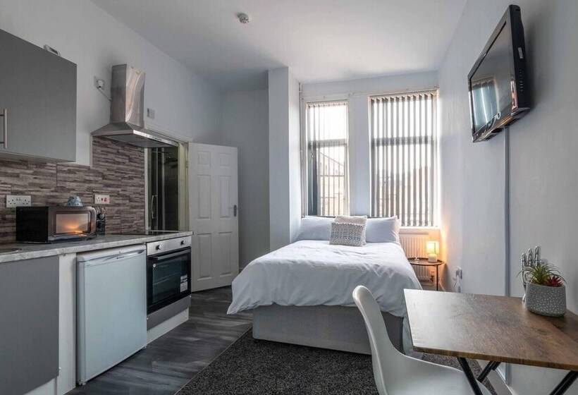 إقامة Lovely 13 Bed House In Coventry