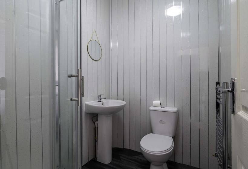 إقامة Lovely 13 Bed House In Coventry