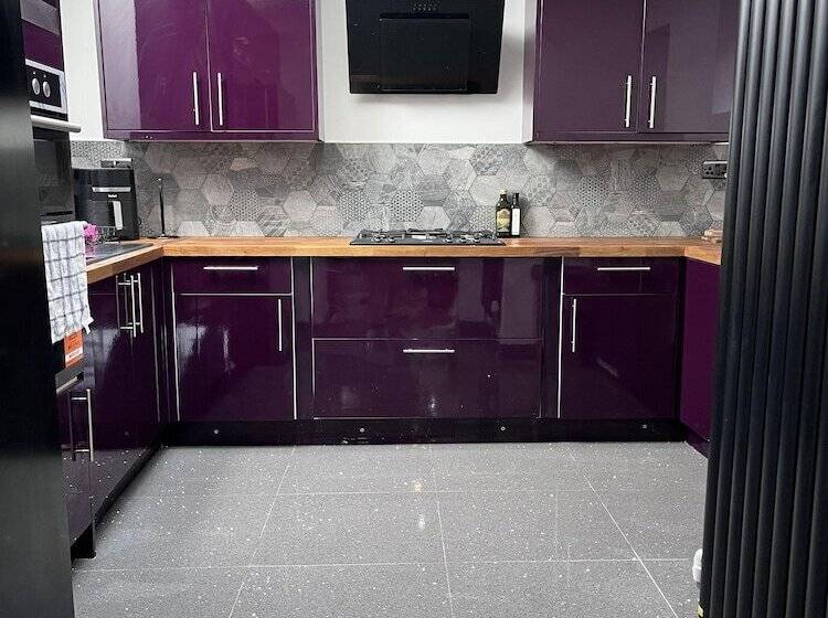 住所  Modern Newly Renovated 3 Story House In Ebbw Vale