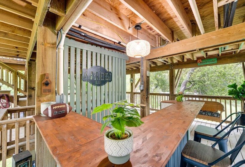 Riverfront Cuero Vacation Home W/ Spacious Deck!