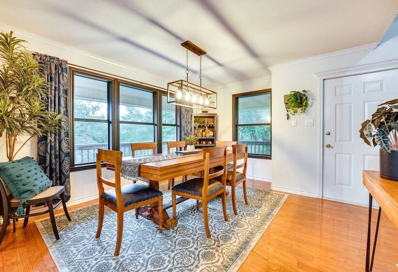 Riverfront Cuero Vacation Home W/ Spacious Deck!