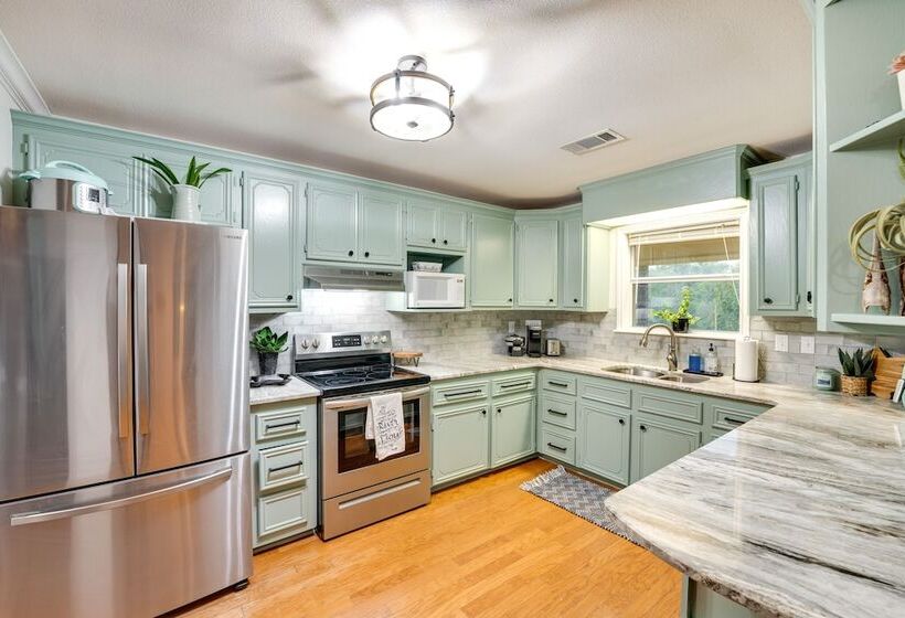 Riverfront Cuero Vacation Home W/ Spacious Deck!