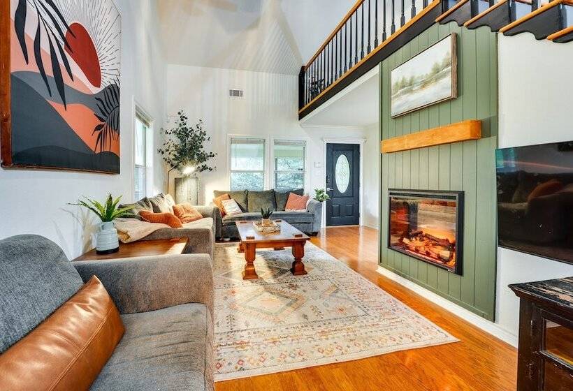 Riverfront Cuero Vacation Home W/ Spacious Deck!