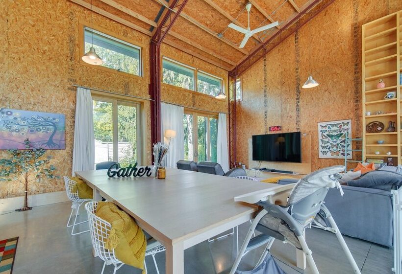 Riverfront Libertyville Retreat W/ Outdoor Kitchen