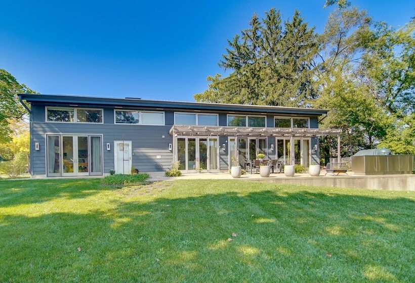 Riverfront Libertyville Retreat W/ Outdoor Kitchen