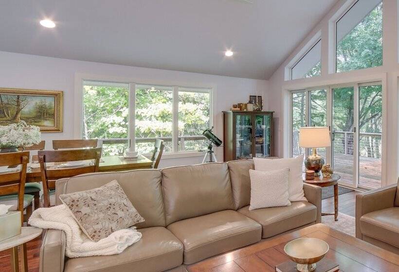 Riverwood: South Haven Retreat On 10 Acres