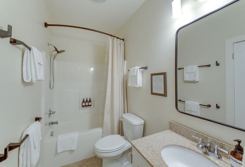 Riverwood: South Haven Retreat On 10 Acres