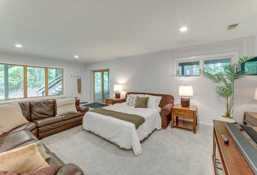 Riverwood: South Haven Retreat On 10 Acres