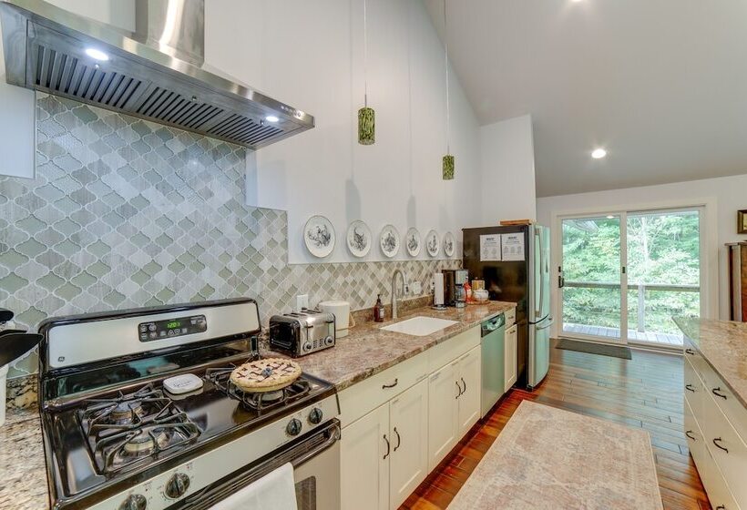 Riverwood: South Haven Retreat On 10 Acres