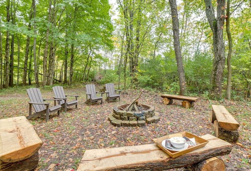 Riverwood: South Haven Retreat On 10 Acres