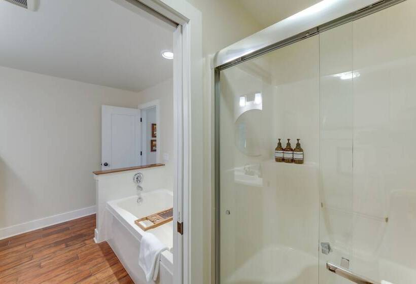 Riverwood: South Haven Retreat On 10 Acres