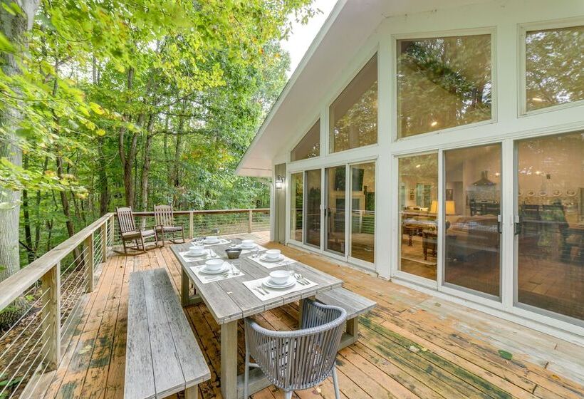 Riverwood: South Haven Retreat On 10 Acres