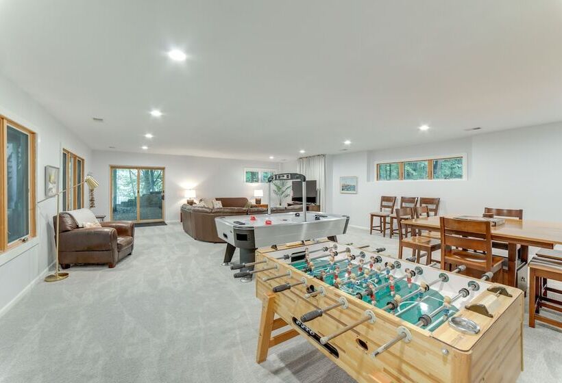 Riverwood: South Haven Retreat On 10 Acres