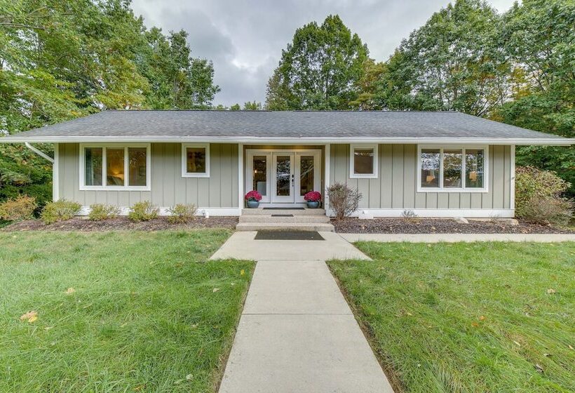 Riverwood: South Haven Retreat On 10 Acres