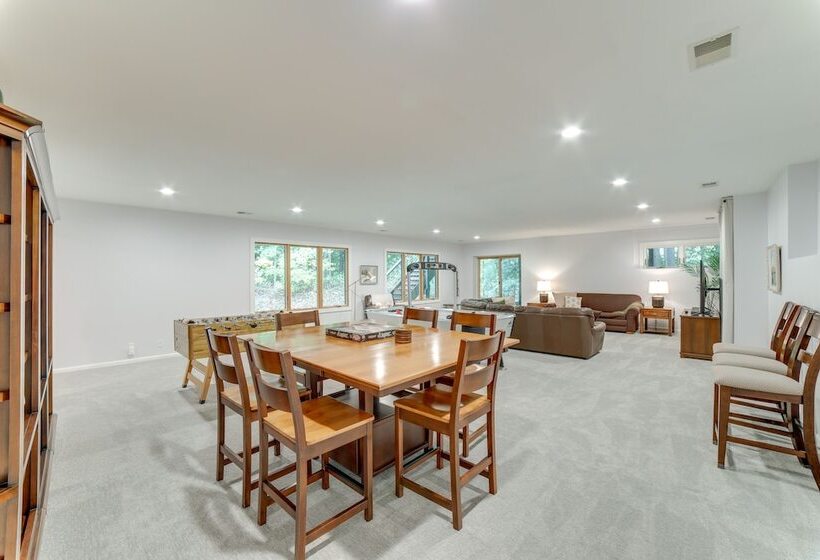 Riverwood: South Haven Retreat On 10 Acres