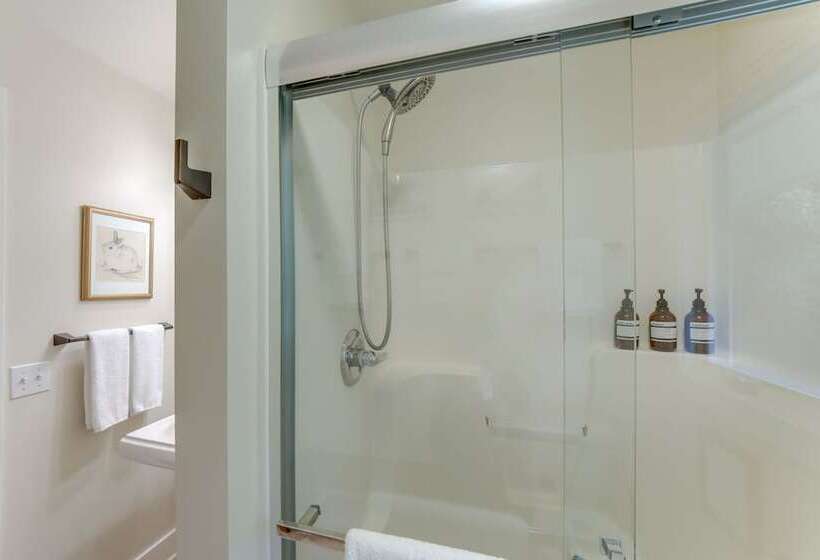 Riverwood: South Haven Retreat On 10 Acres