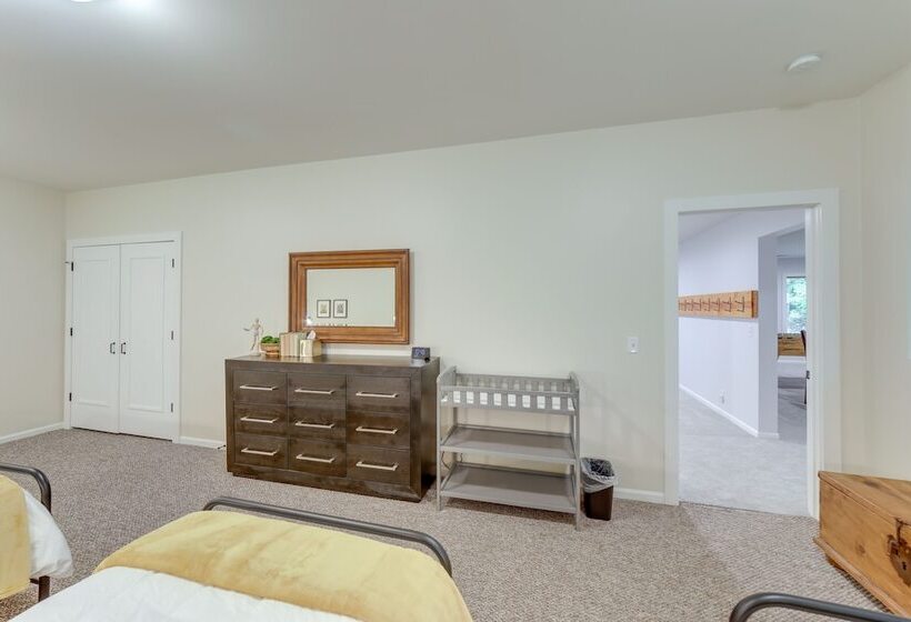 Riverwood: South Haven Retreat On 10 Acres