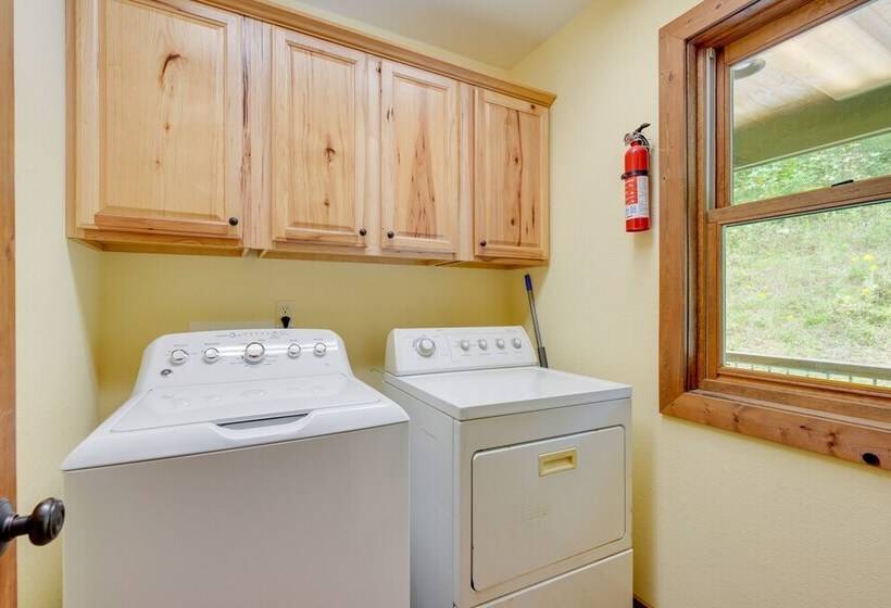 Roan Mountain Home W/ Deck Near Appalachian Trail!