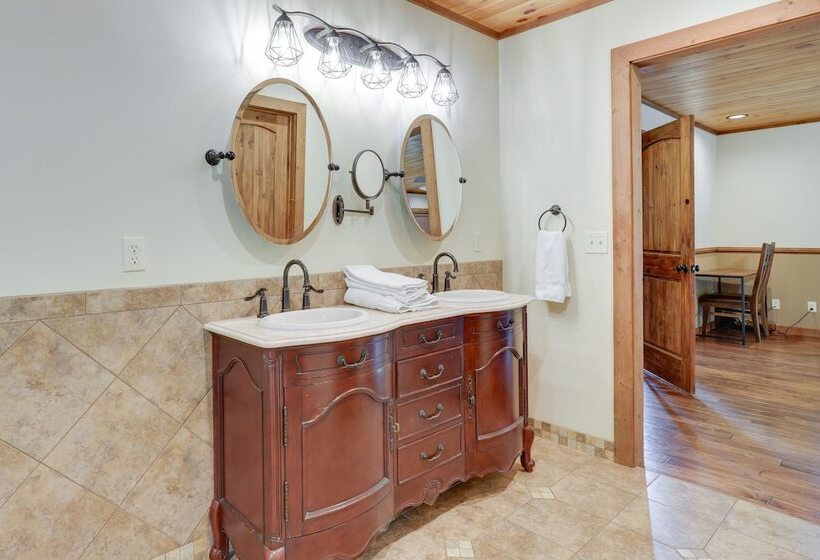 Roan Mountain Home W/ Deck Near Appalachian Trail!